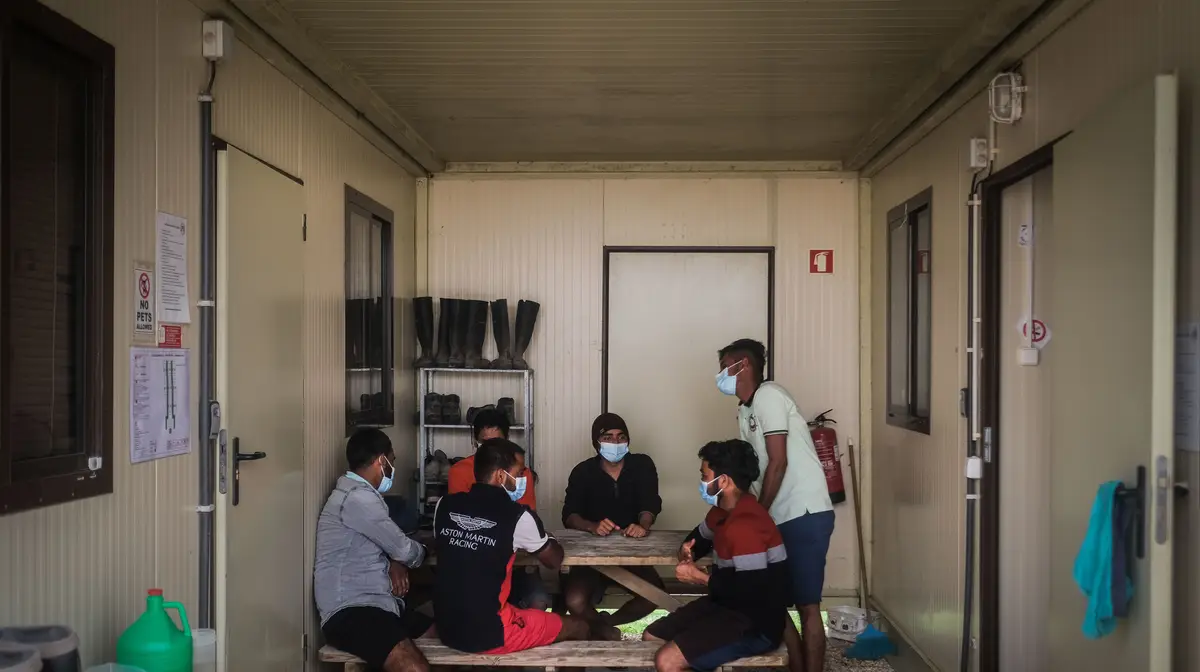 Trabalhadores indianos da empresa The Summer Berry Company Portugal, empresa agrícola de frutos vermelhos, conversam durante uma pausa para o almoço, em Odemira.