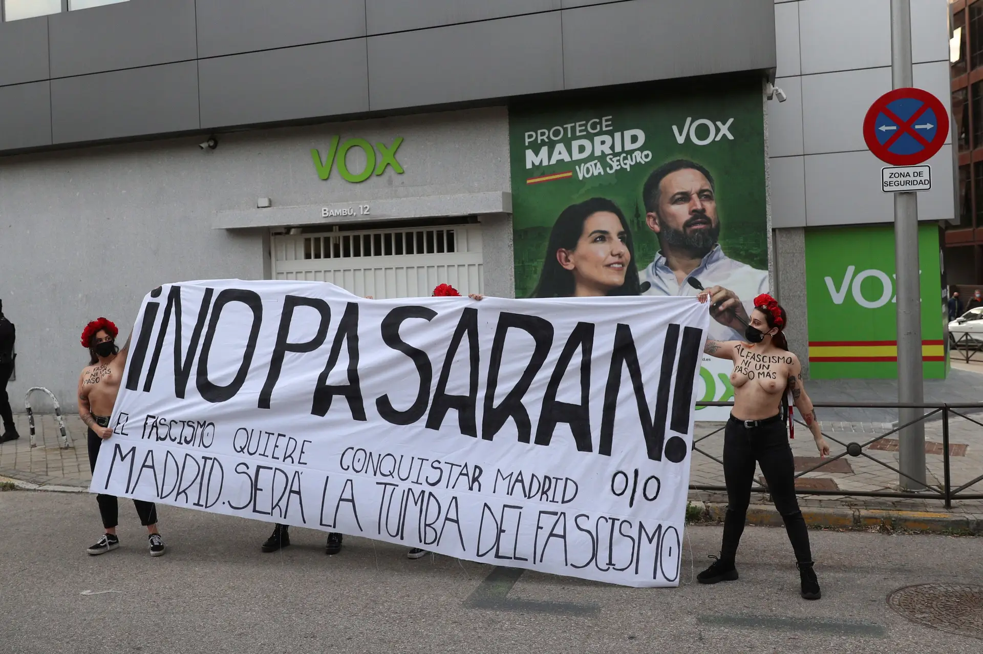 Manifestação Femen à porta do partido de extrema-direita espanhol Vox em Madrid