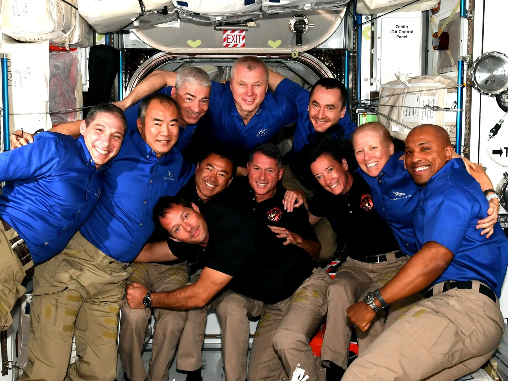 O astronauta da JAXA Soichi Noguchi tirou a fotografia de toda a atual tripulação da Estação Espacial Internacional (ISS) após a chegada da Crew-2 - o astronauta da ESA Thomas Pesquet, os astronautas da NASA Megan McArthur e Shane Kimbrough e o astronauta japonês da JAXA Aki Hoshide. A Crew-1 volta entretanto à Terra mas durante uma semanas a ISS teve lotação esgotada.