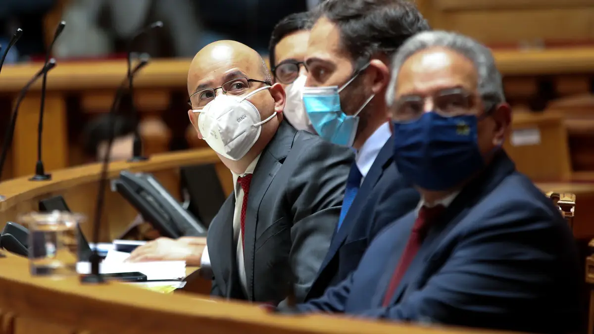 O ministro das Finanças, João Leão (E), ladeado pelo secretário de Estado Adjunto e dos Assuntos Fiscais, António Mendonça Mendes (2-E), pelo secretário de Estado dos Assuntos Parlamentares, Duarte Cordeiro (2-D), e pelo ministro do Planeamento, Nelson Souza (D), durante debate parlamentar, na Assembleia da República, em Lisboa