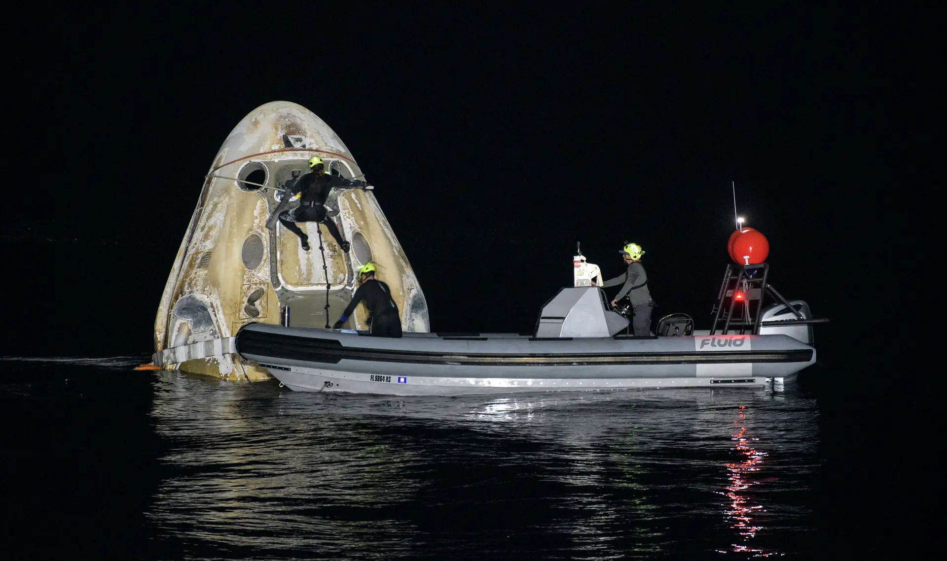 Quatro astronautas a bordo da cápsula da SpaceX chegaram à Terra