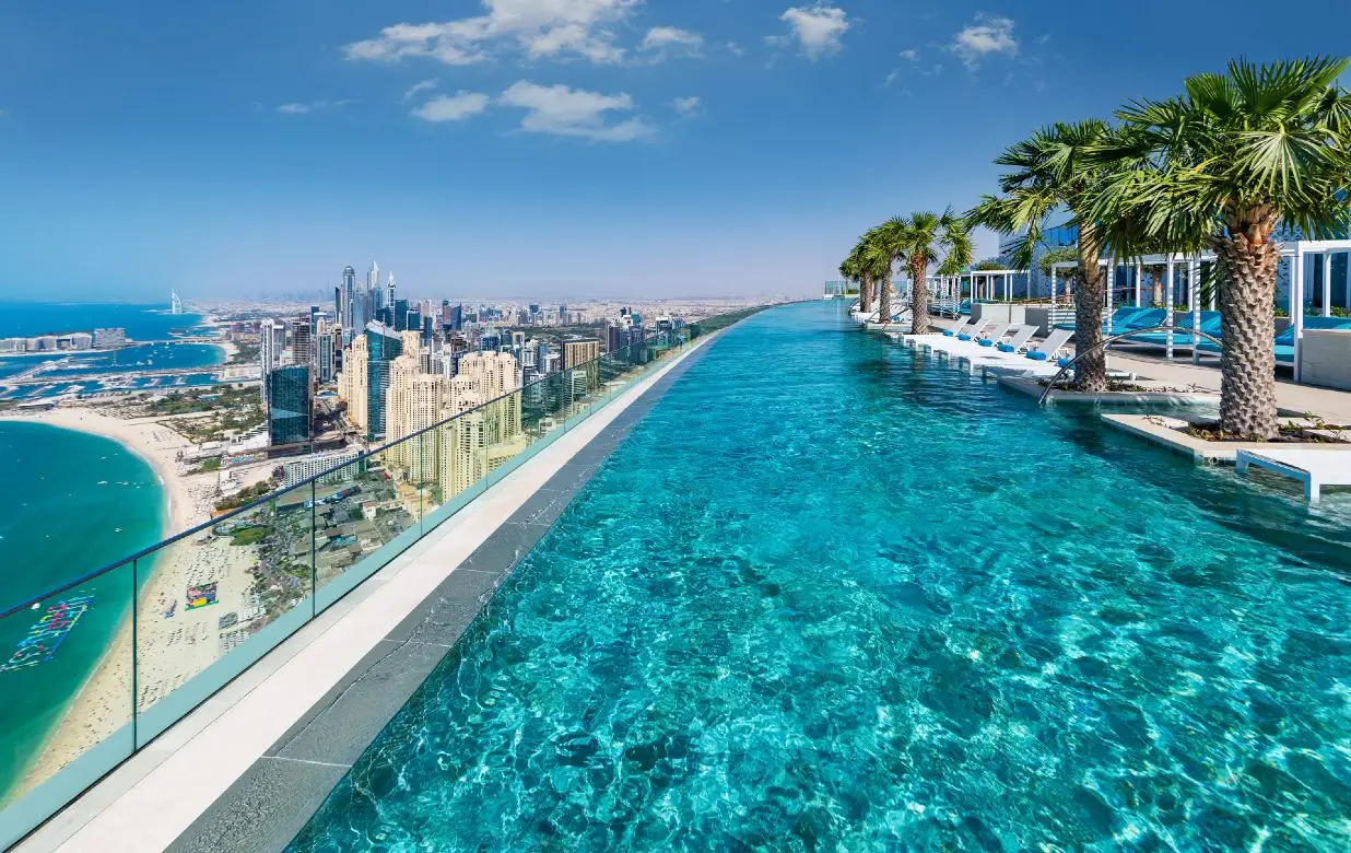 Hotel no Dubai bate recorde com piscina a mais de 290 metros de altura