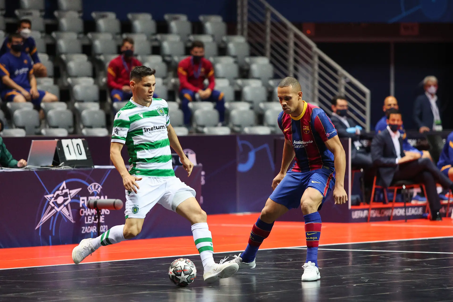 Futsal: Sporting vence Benfica e fica a um triunfo do título - SIC Notícias