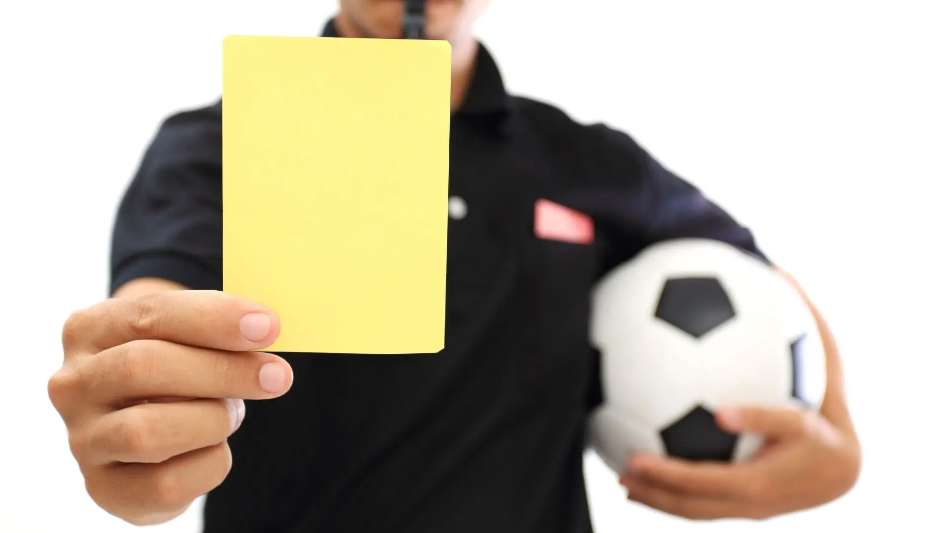 Quiz: um suplente entra em campo sem autorização. O que deve fazer o árbitro?