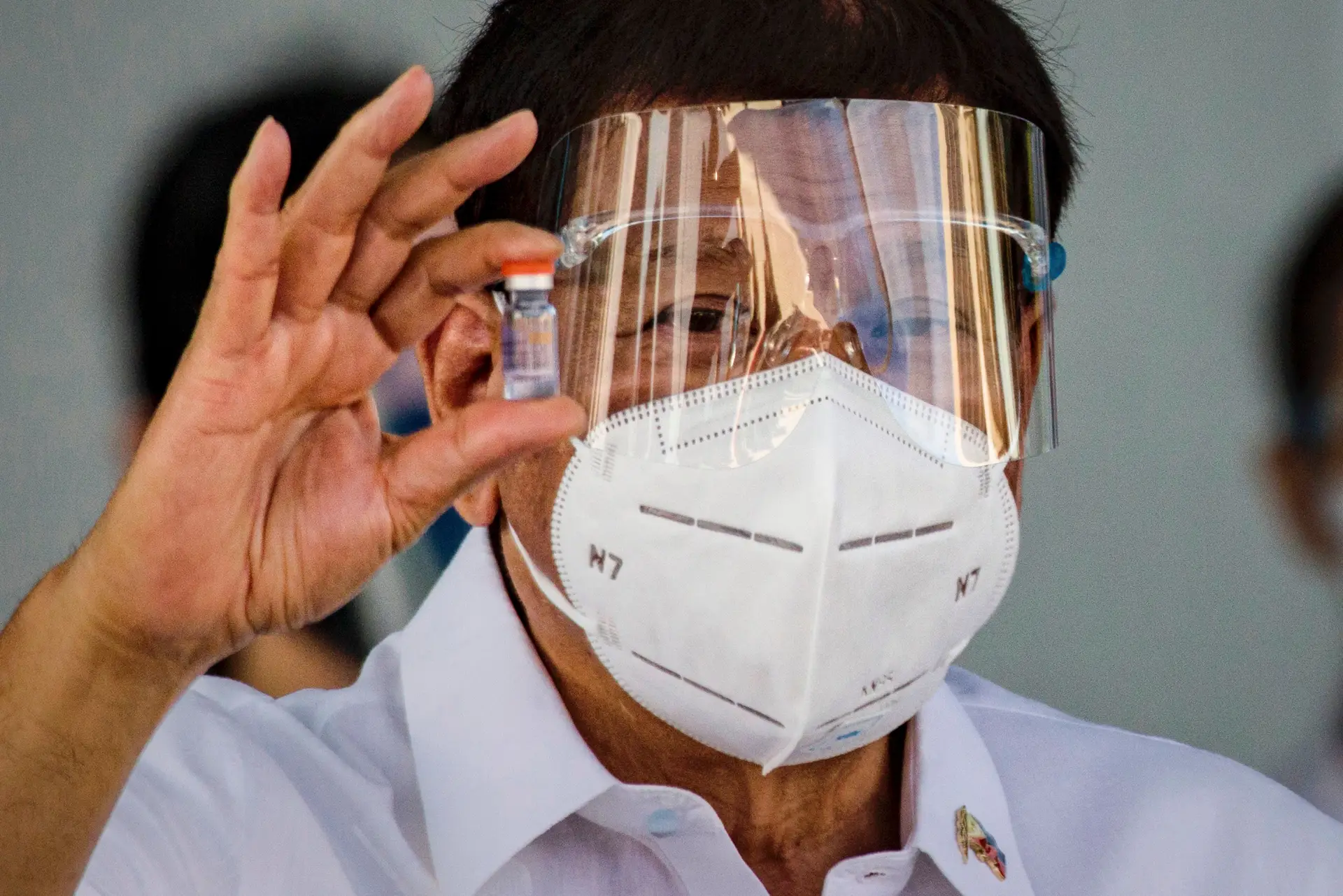 Covid-19: Presidente das Filipinas recebe primeira dose da vacina chinesa Sinopharm