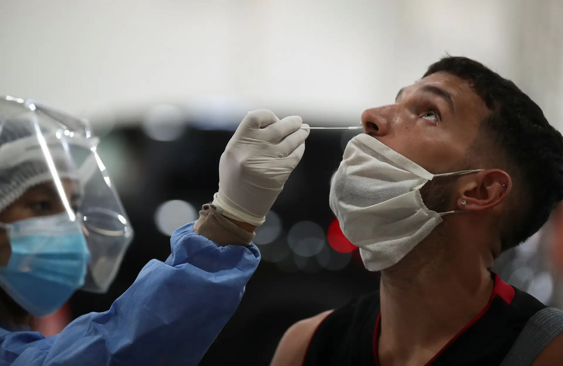 Covid-19. Passageiros de aeroporto na Indonésia foram testados com zaragatoas usadas 