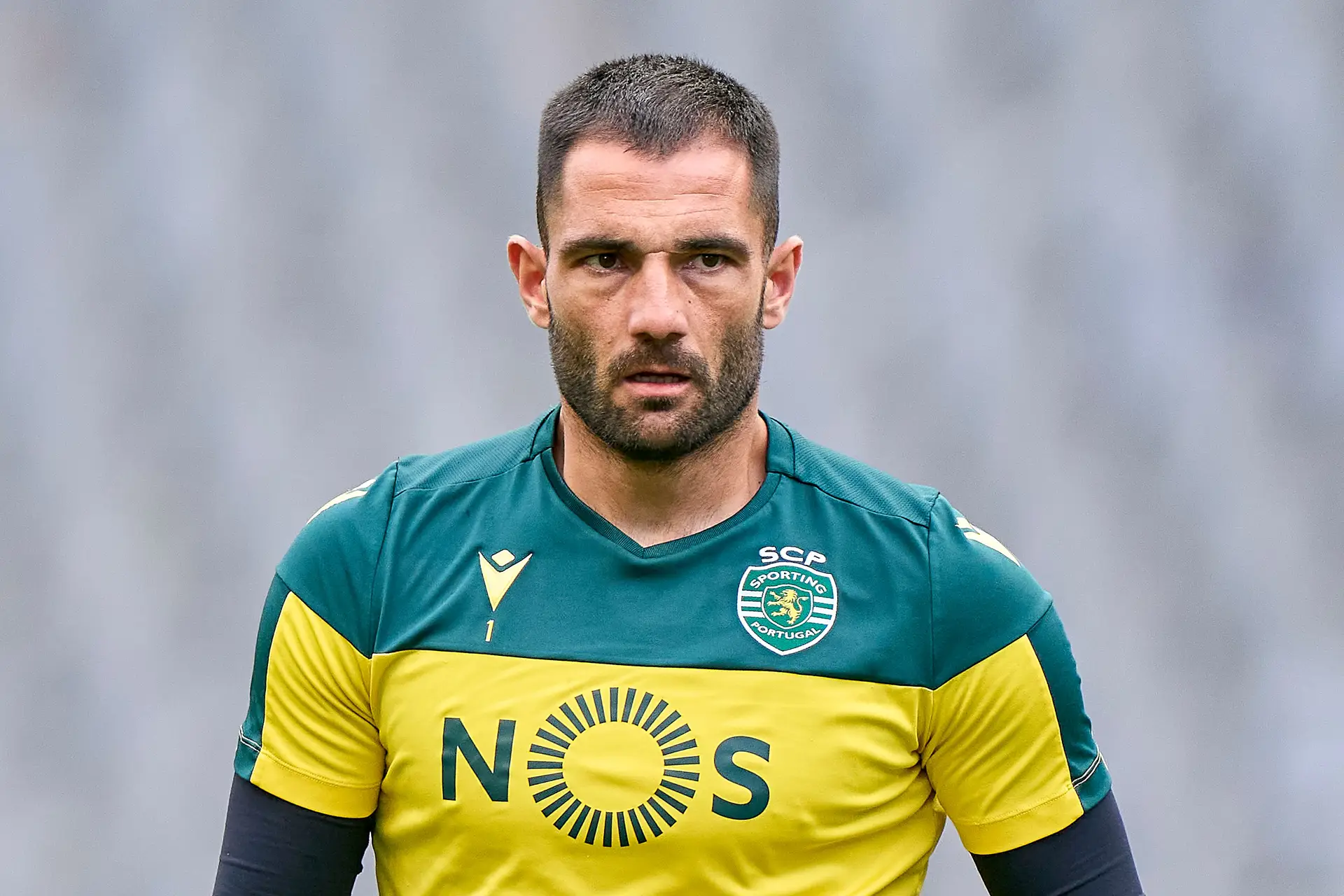 Adán sofreu lesão muscular na coxa esquerda em treino do Sporting