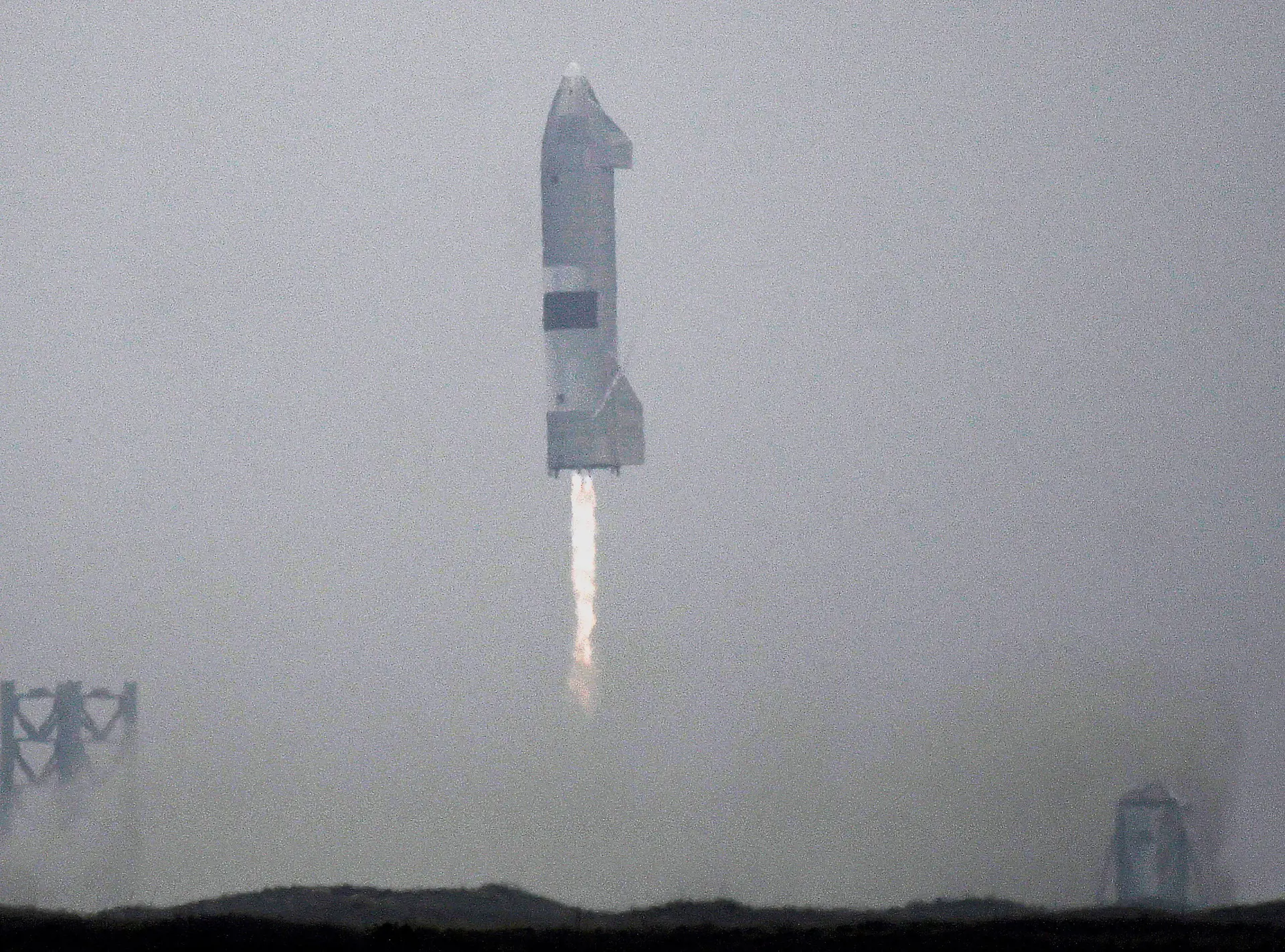 Após quatro explosões, foguetão da SpaceX consegue uma aterragem em segurança