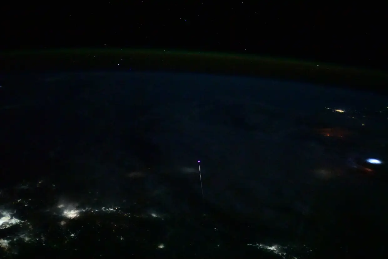 Esta foto del astronauta de la ESA Thomas Basket Crew-1 Dragon Capsule entra en la atmósfera de la Tierra. "El cielo nocturno, las luces de la ciudad, las tormentas, el tenue resplandor de la atmósfera ... y una puerta de dragón ilumina el cielo como una estrella fugaz en la esquina superior derecha de México.  ¡Vista perfecta!", Escribió en las redes sociales.