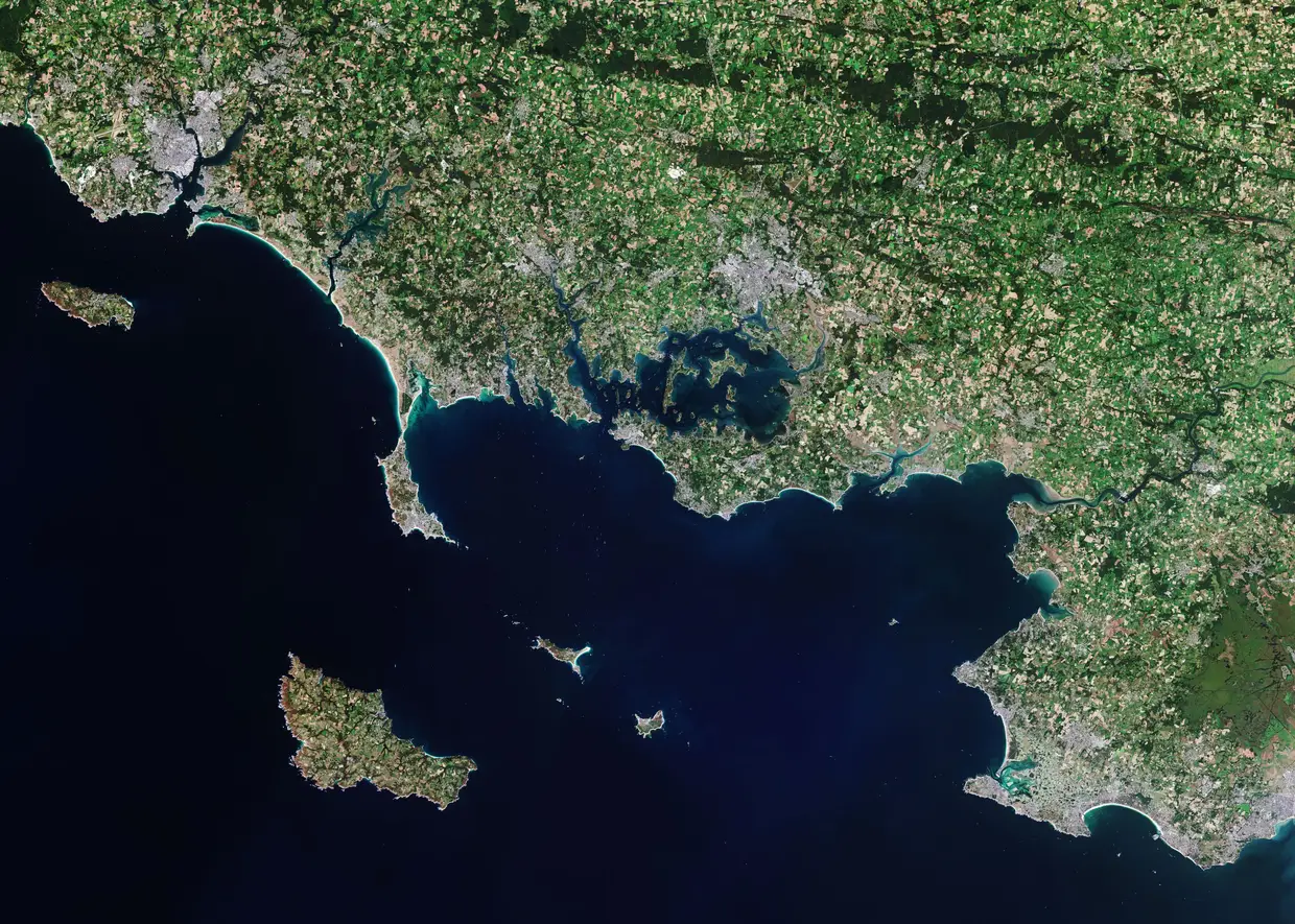 La misión de Copernicus Sentinel-2 nos lleva a Morbihan, una importante región cultural y agrícola en el noroeste de Francia.  El nombre surgió "Mor-Bihan", Qué significa esto "Mar pequeño" En lengua bretona.  La bahía de Morbihan, visible en el centro de la imagen, es una de las características más populares de la playa, con numerosas islas e islas. 