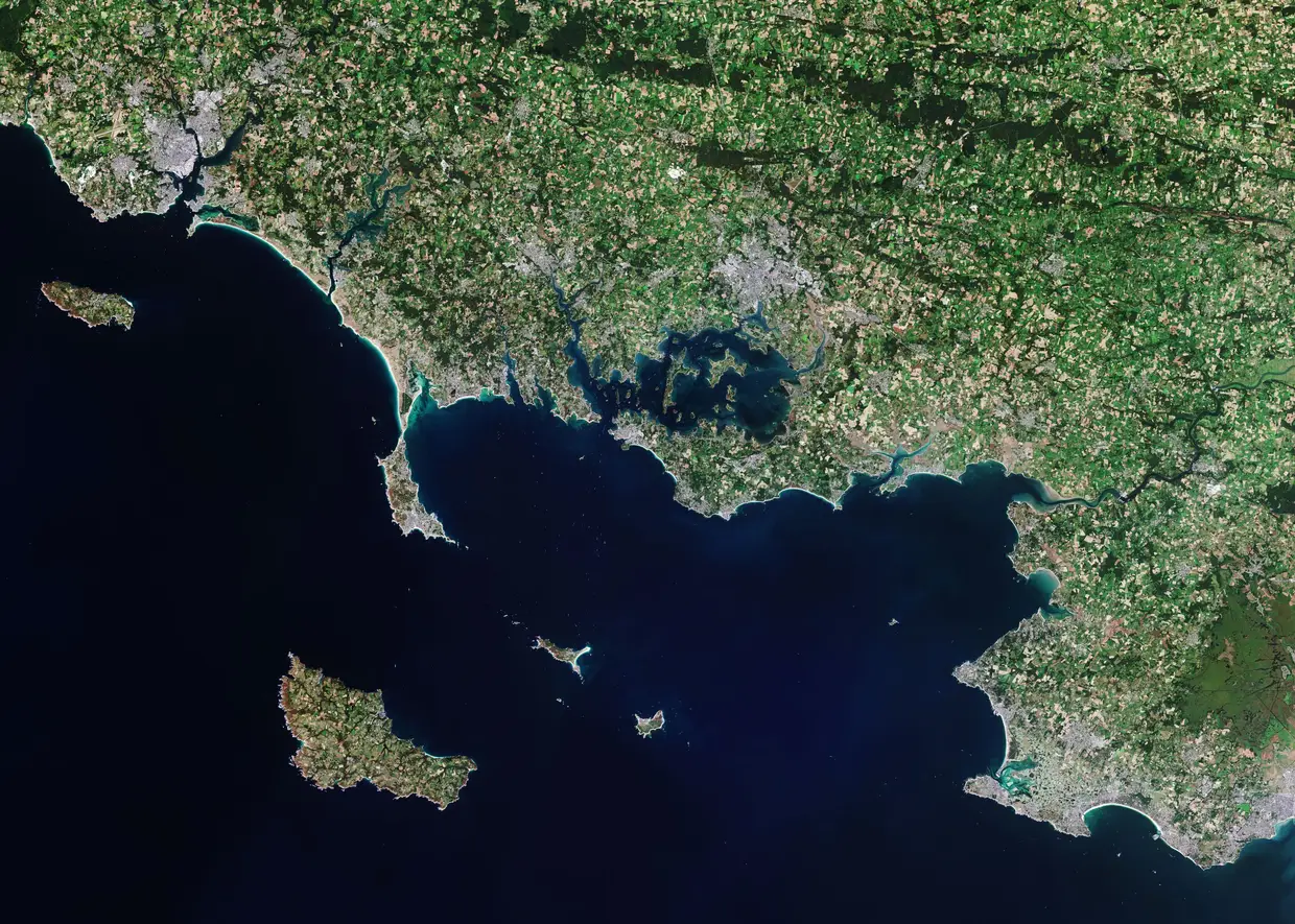 La misión Copernicus Sentinel-2 nos lleva a Morbihan en el sur de Bretaña, una importante región cultural y agrícola en el noroeste de Francia. El nombre se deriva de "Moore Behan", qué significa "Mar pequeño" En lengua bretona. La bahía de Morbihan, en el centro de la foto, es uno de los monumentos más famosos de la costa, con sus numerosas islas e islotes.