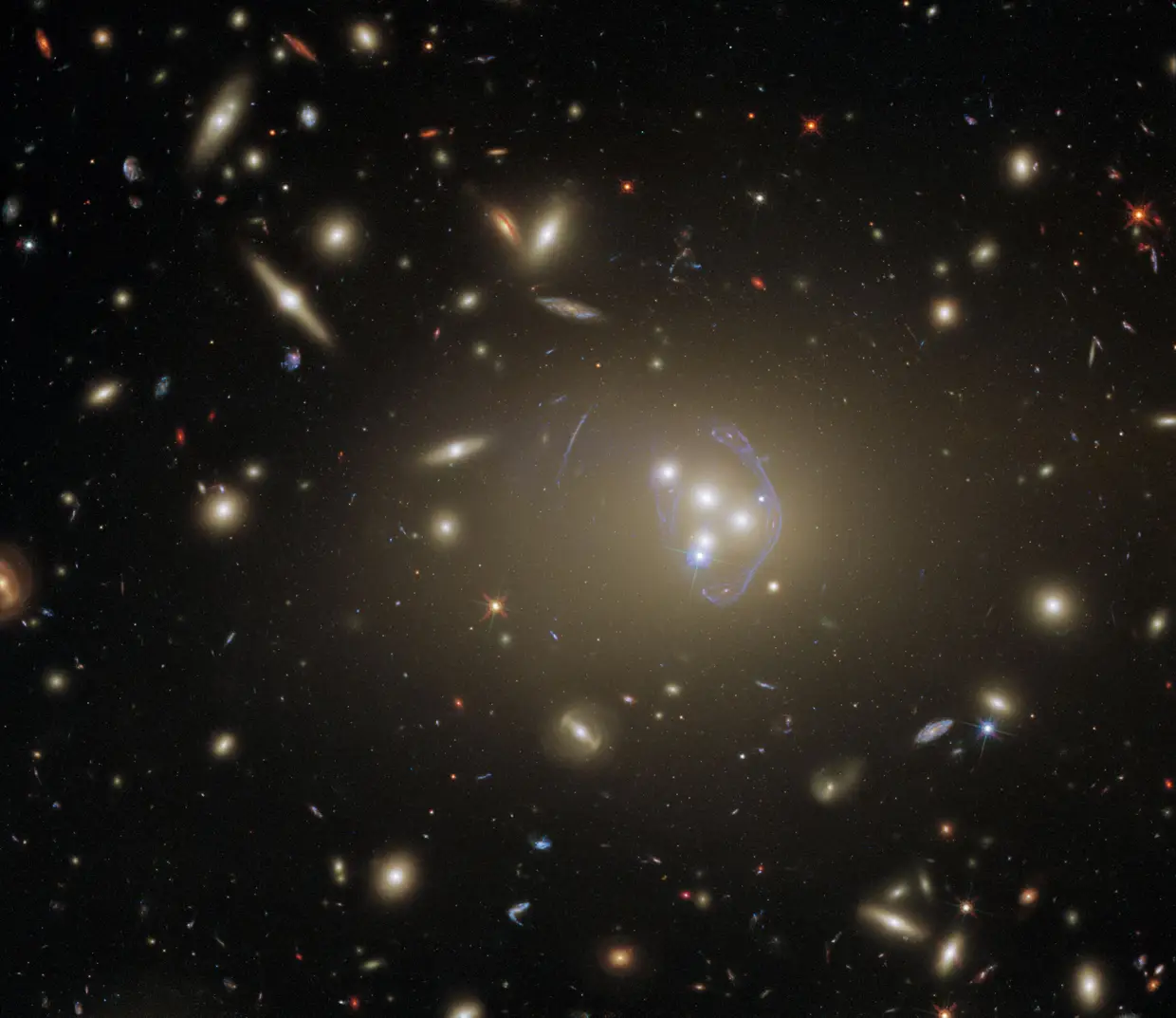 Abell 3827, un grupo de galaxias que Hubble observó para estudiar la materia oscura, uno de los mayores misterios de los científicos. Hace menos de 100 años, se pensaba que la Vía Láctea era la única galaxia del universo. La posibilidad de otras galaxias se discutió anteriormente, pero el problema realmente se resolvió solo cuando Edwin Hubble, quien lanzó el Telescopio Espacial Hubble, confirmó que la Gran Nebulosa de Andrómeda estaba demasiado lejos de ser parte de la Vía Láctea.
