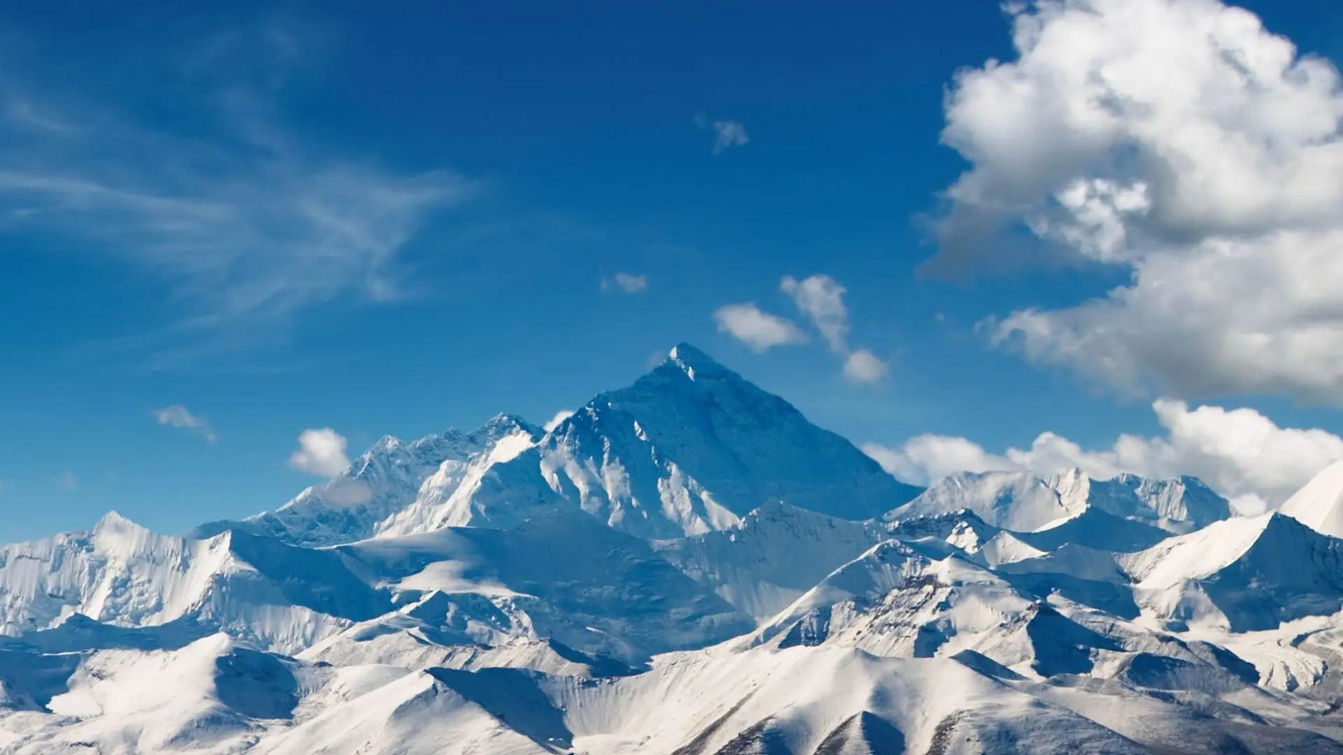 "Sherpas" sobem ao pico do Evereste pela primeira vez desde início da pandemia