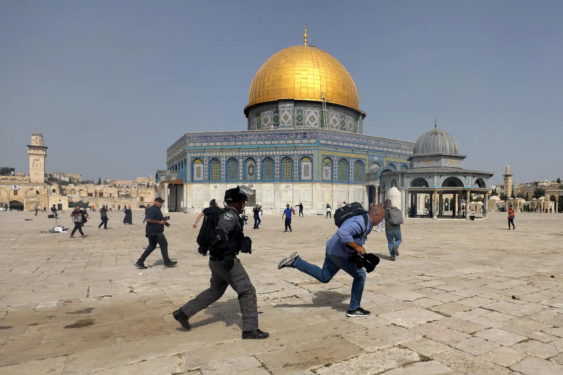 Centenas de feridos em novos confrontos entre polícia israelita e manifestantes palestinianos em Jerusalém