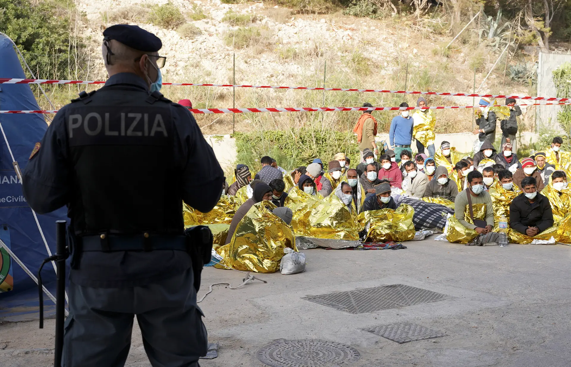 Cerca de 1.500 migrantes em centro de acolhimento com capacidade para 200 na ilha de Lampedusa