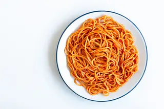 Aquele esparguete que ficou esquecido fora do frigorífico pode ser fatal