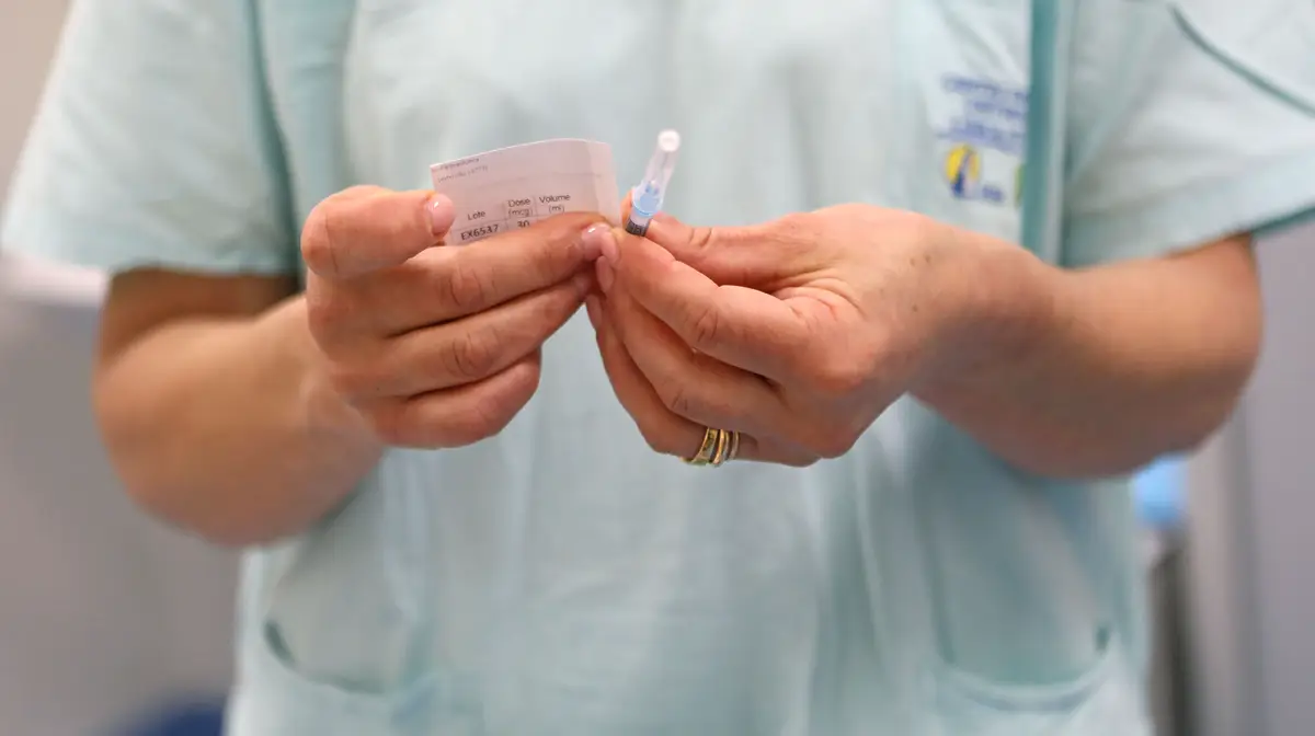 Uma enfermeira prepara-se para administrar uma dose da vacina contra a covid-19 no Centro Hospitalar e Universitário Lisboa Norte, E.P.E, em Lisboa