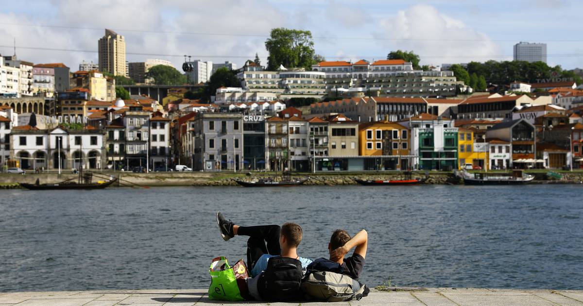 Navio-hotel sofre entrada de água no rio Douro após fenda no casco