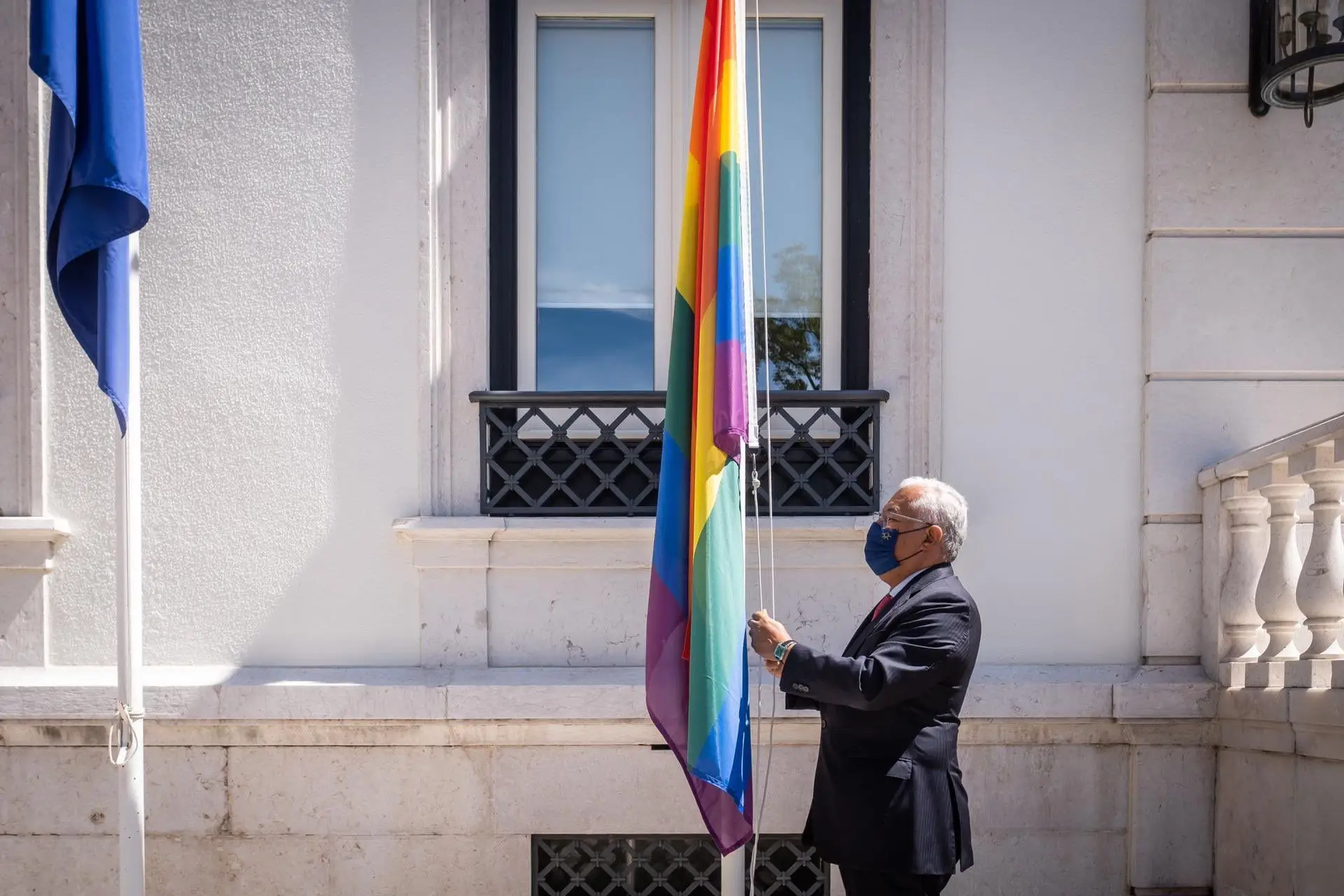 Costa hasteou bandeira LGBTI para assinalar Dia  contra a Homofobia, Transfobia e Bifobia