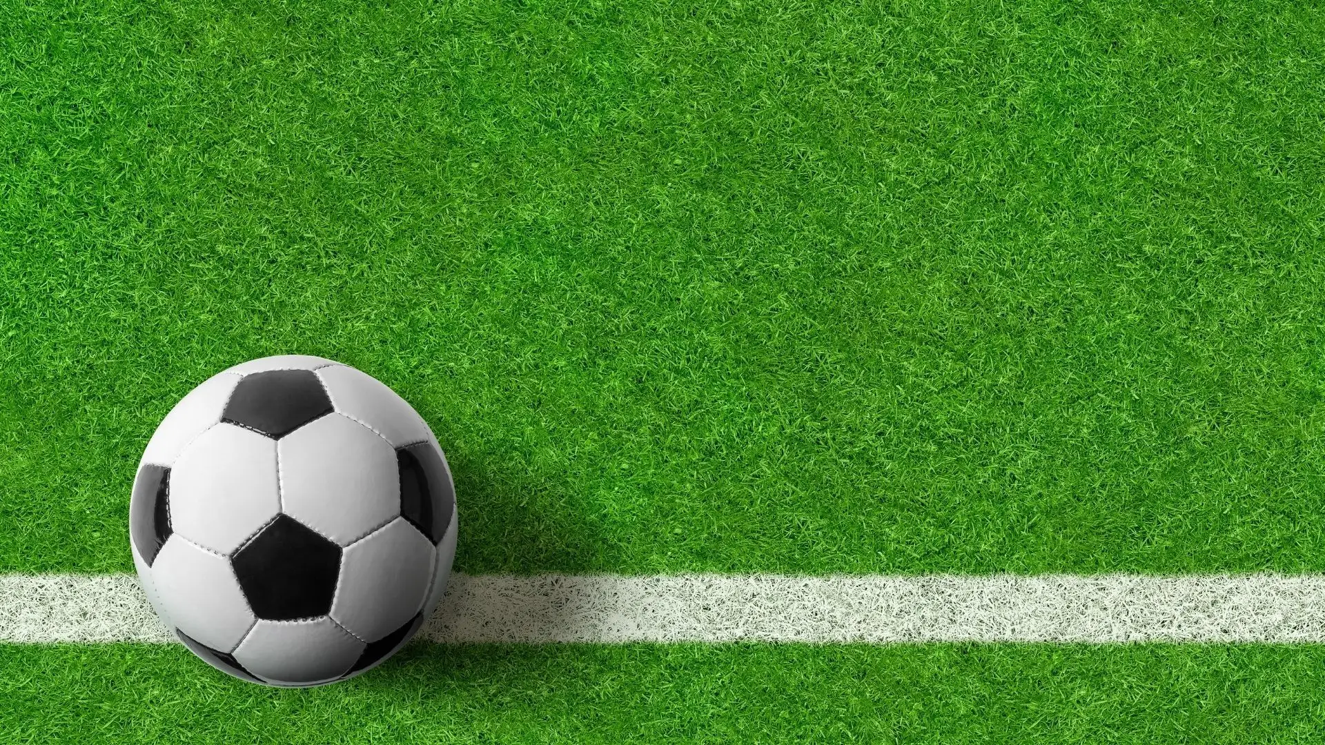 Quiz: o que decidir quando defesa e atacante tocam na bola em simultâneo e ela sai?