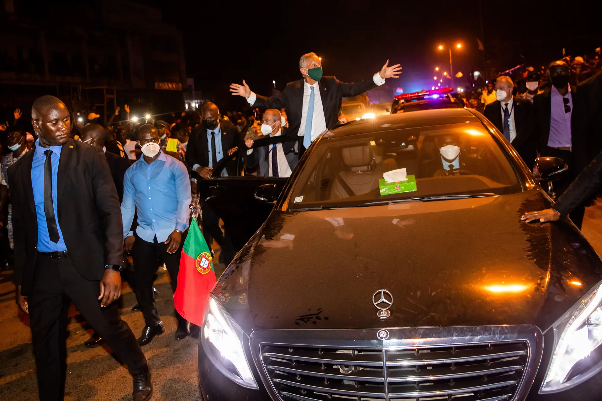 Marcelo saudado por multidão à chegada à Guiné-Bissau 