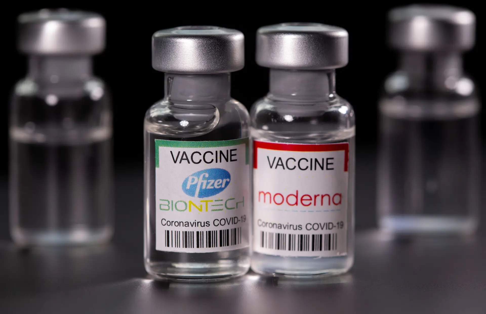 Vacinas da Pfizer e da Moderna "permanecem altamente eficazes" contra variante indiana