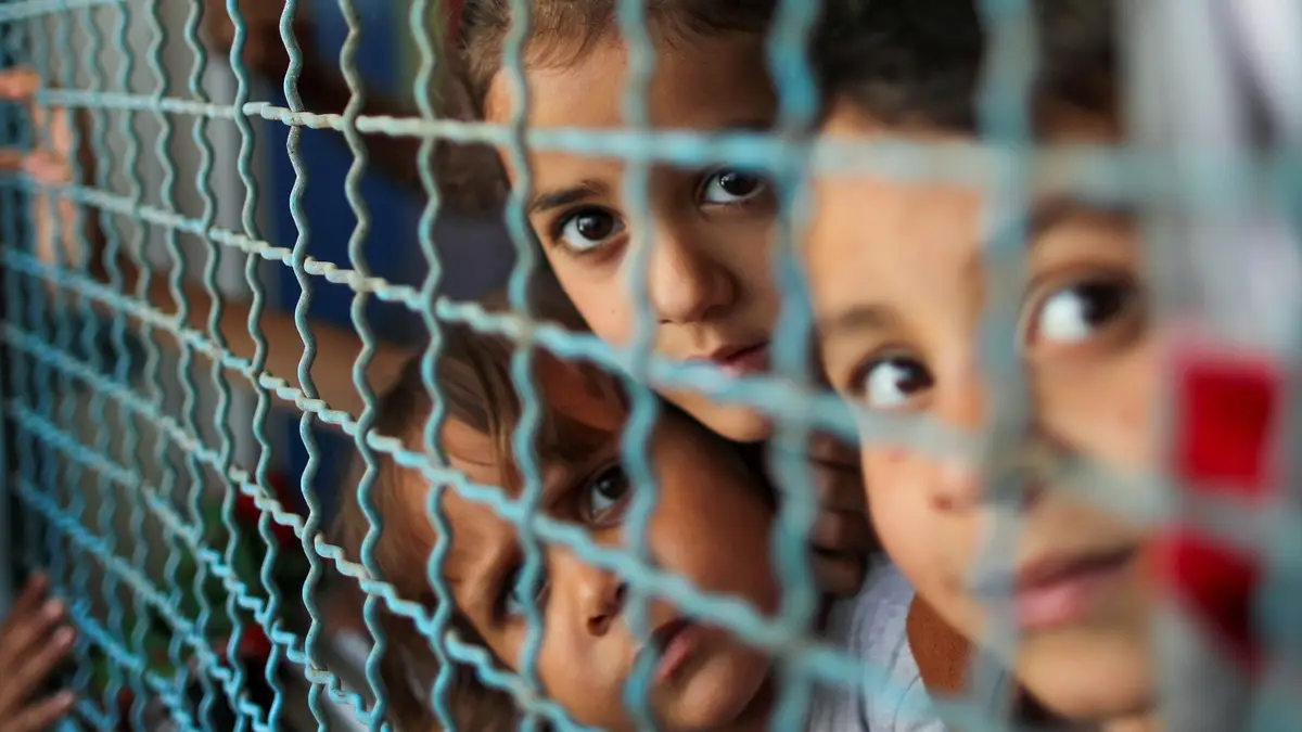 Crianças palestinianas, devido aos ataques aéreos de Israel, fugiram das casas onde viviam e refugiaram-se numa escola administrada pelas Nações Unidas na Cidade de Gaza.