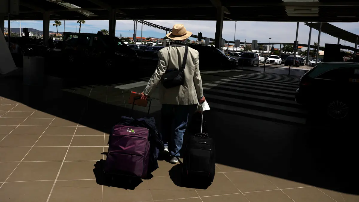 Um passageiro no Aeroporto de Faro, Algarve