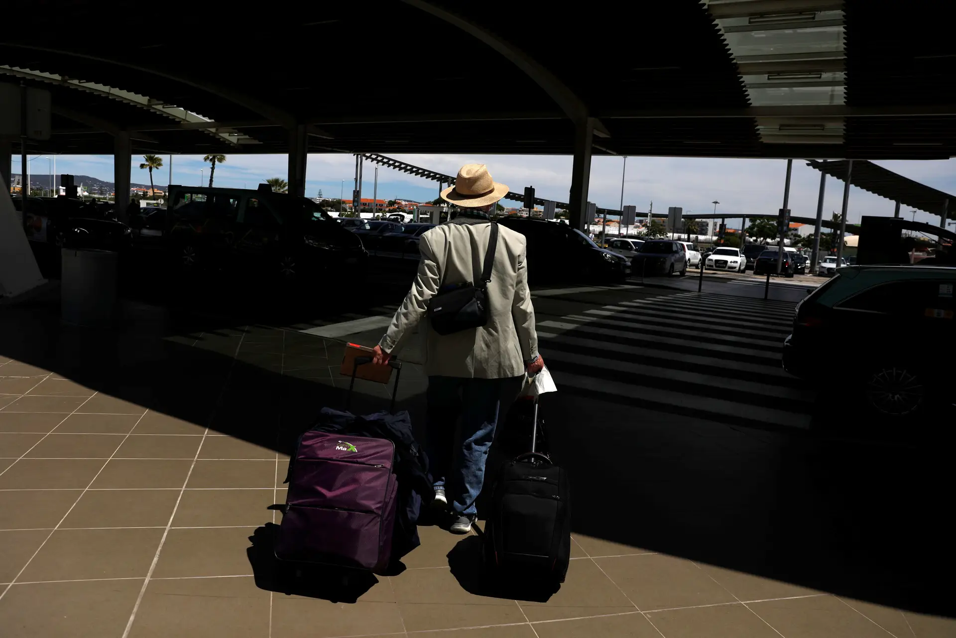 Um passageiro no Aeroporto de Faro, Algarve