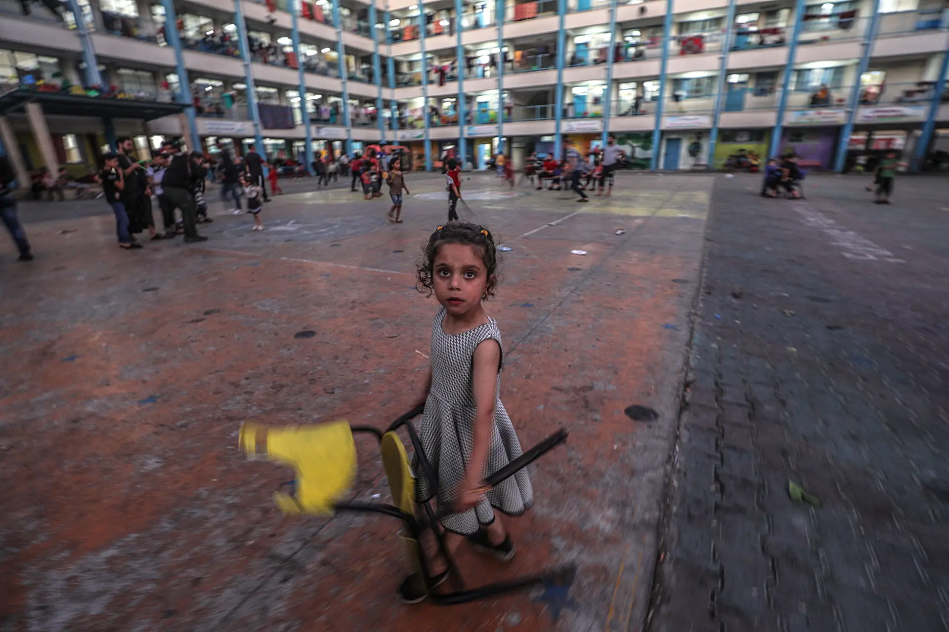 Famílias palestinianas refugiam-se na escola das Nações Unidas na cidade de Gaza