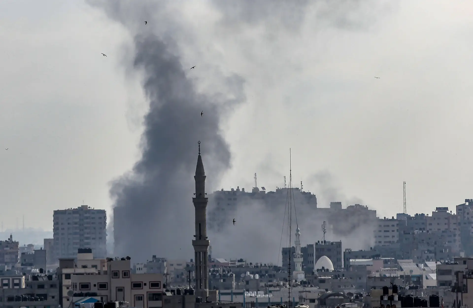Israel volta a bombardear Gaza durante a madrugada