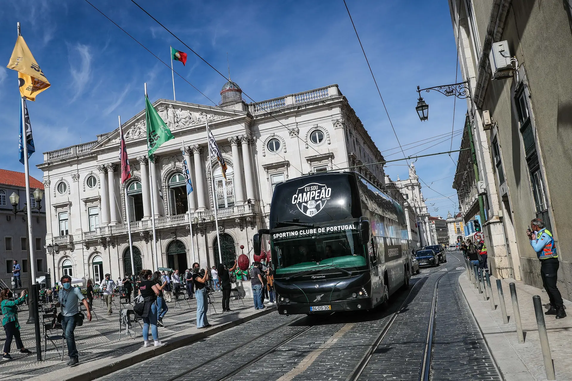 Autocarro que transporta a equipa do Sporting no final da cerimónia de conquista do título de Campeão Nacional de Futebol 2020/2021 na Câmara Municipal de Lisboa, em Lisboa.