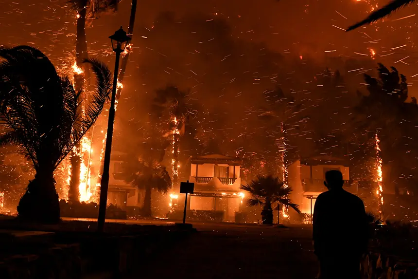 Pelo Menos Seis Localidades E Dois Mosteiros Evacuados Na Grecia Devido A Incendio Florestal Sic Noticias