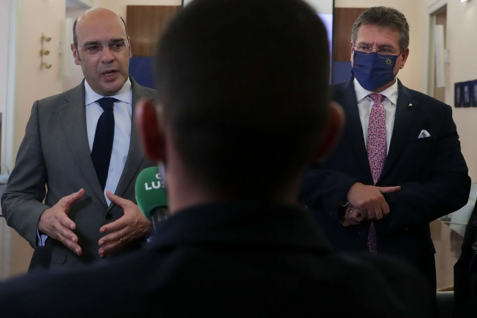 O Ministro da Economia, Pedro Siza Vieira (E) acompanhado pelo Vice-presidente da CE e comissário das Relações Interinstitucionais e Prospetiva, Maroš Šefcovic.