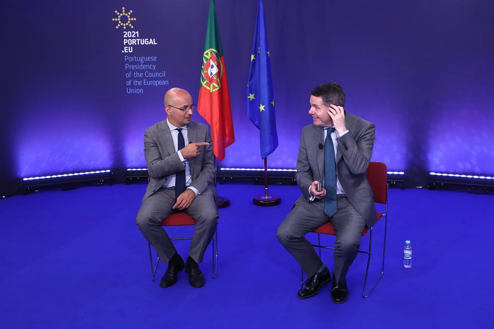 Ministro das Finanças, João Leão (E) e o presidente do Eurogrupo, Paschal Donohoe (D).