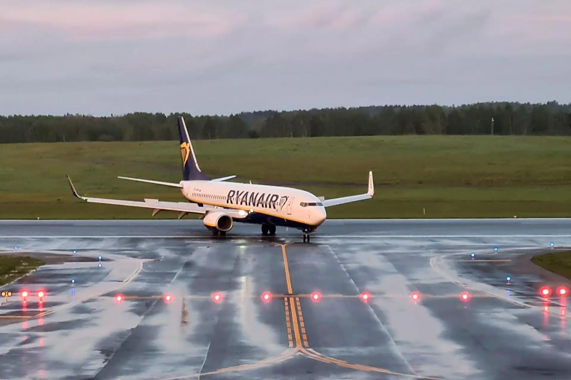Desvio de avião. Ucrânia e Reino Unido suspendem voos para a Bielorrússia
