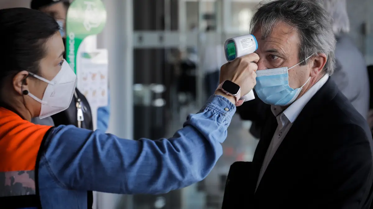 Uma funcionária da proteção civil mede a temperatura ao presidente da Câmara de Figueiró dos Vinhos, Jorge Abreu, na chegada à Exposalão, onde decorre o segundo dia do julgamento, pelo Tribunal de Leiria, de onze arguidos acusados de homicídio por negligência na sequência do fogo de Pedrógão Grande em 2017.