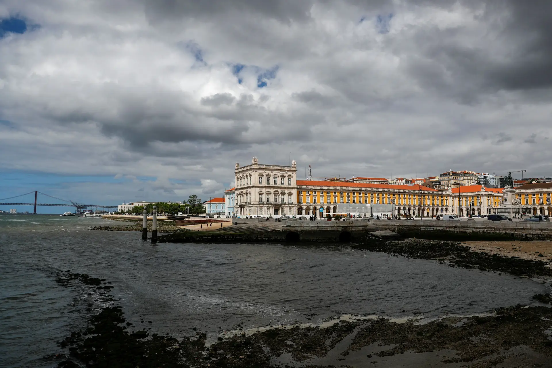 Autarquia de Lisboa disponível para receber refugiados afegãos