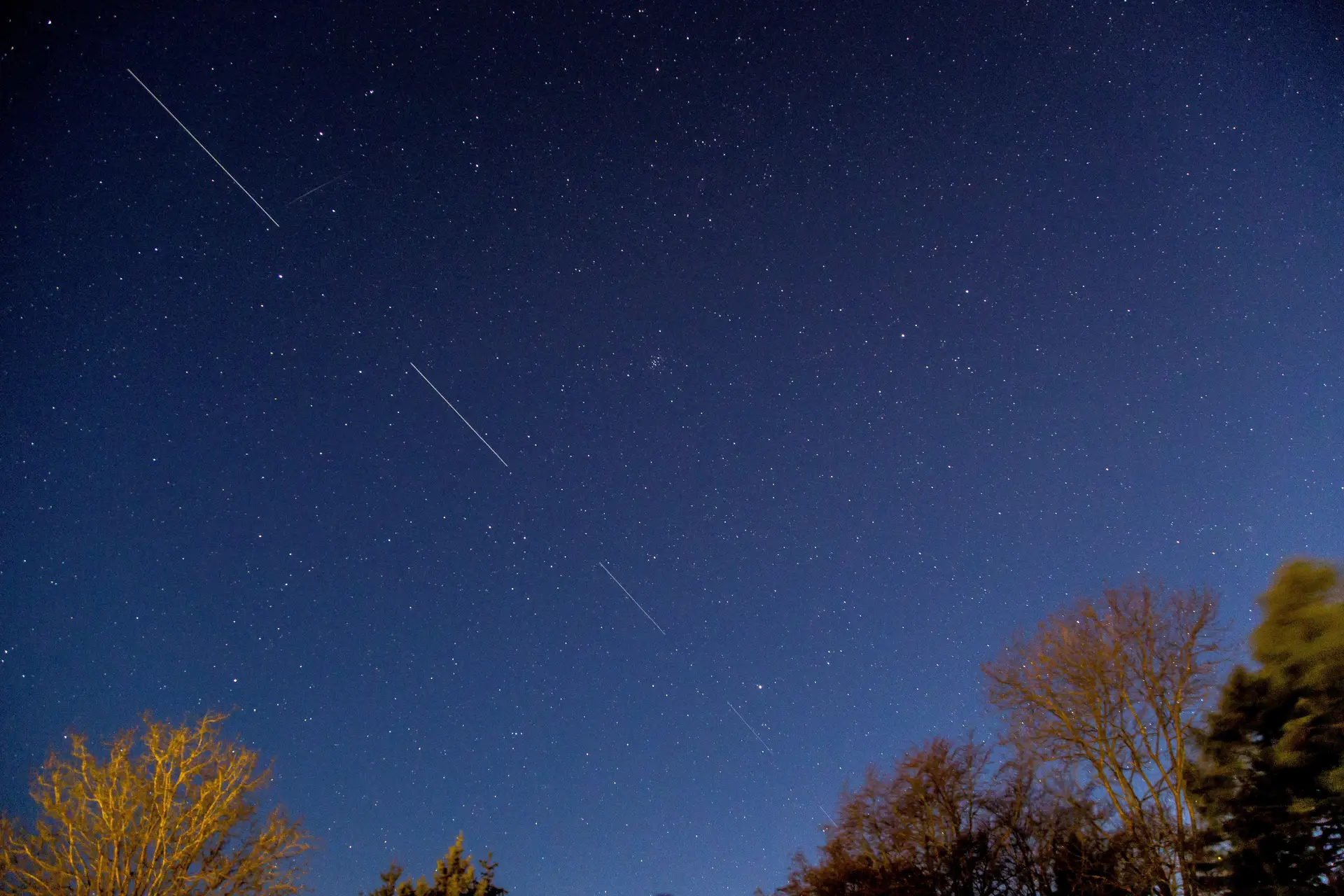 Os satélites SpaceX Starlink 5 vistos nos céuu de Svendborg em South Funen, Dinamarca, a 21 de abril de 2020.