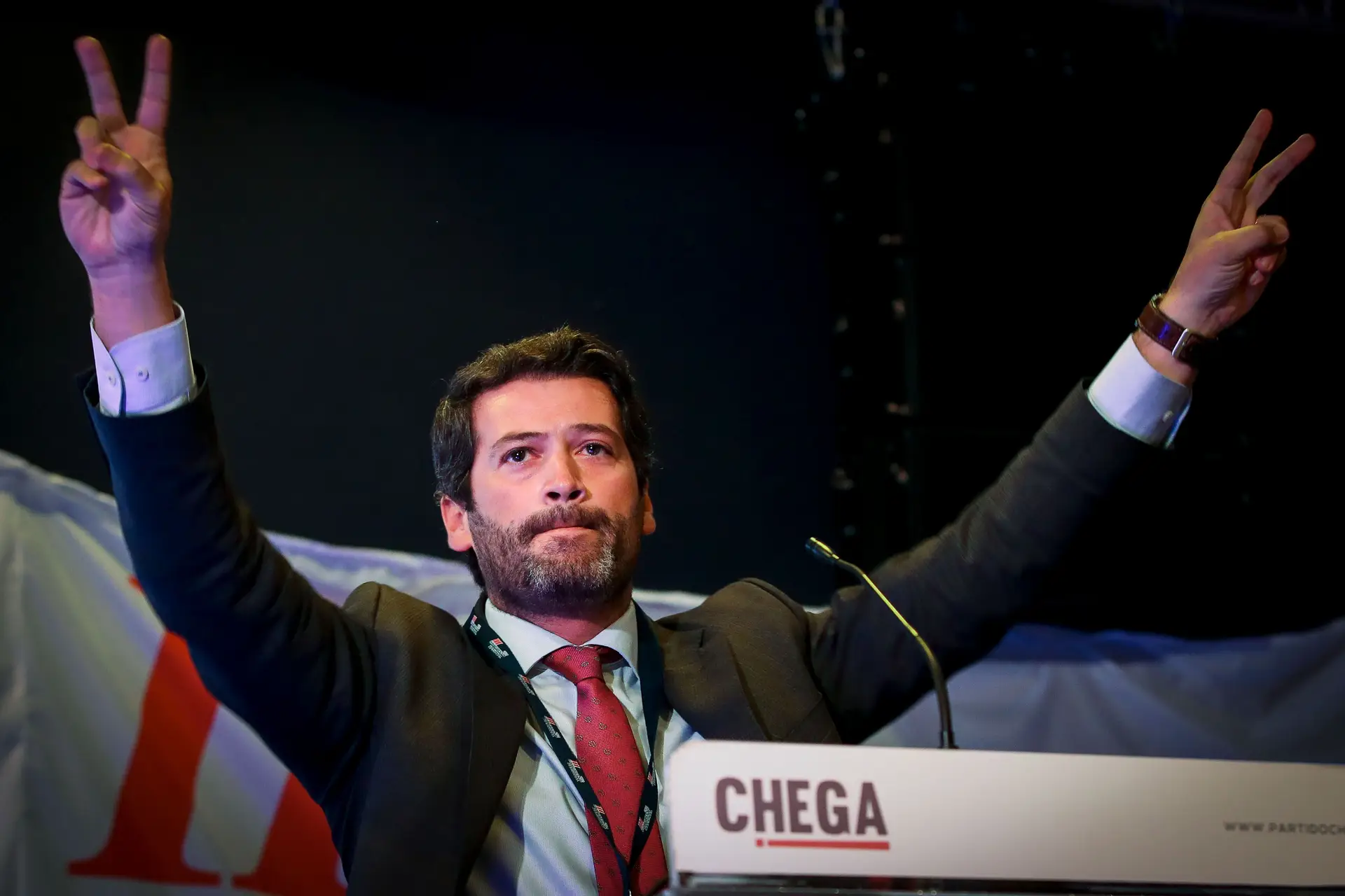 Covid-19. Ventura questiona Governo se também vai exigir teste a quem viaja de Espanha