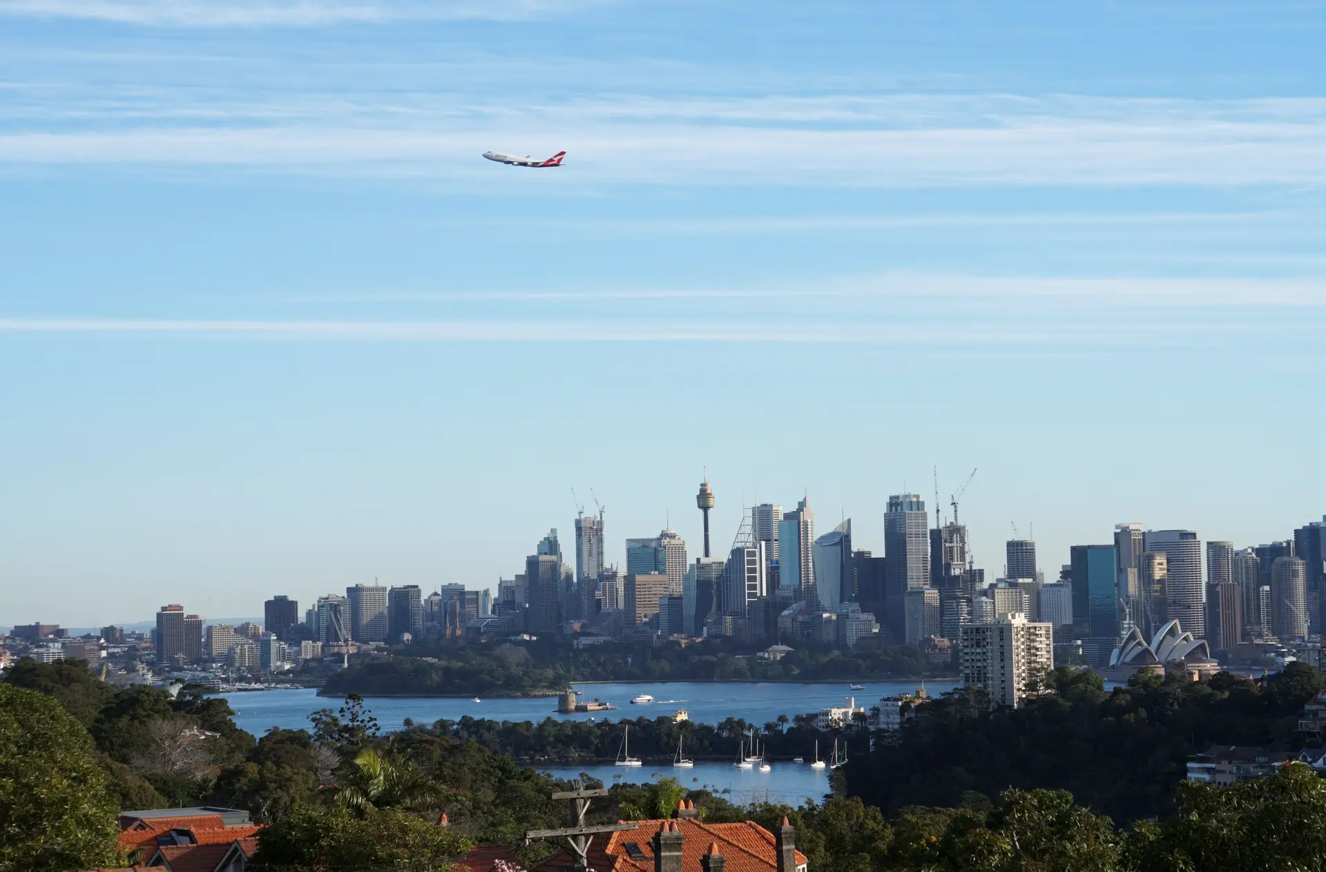 Nova Zelândia suspende viagens com Sydney devido a surto de covid-19