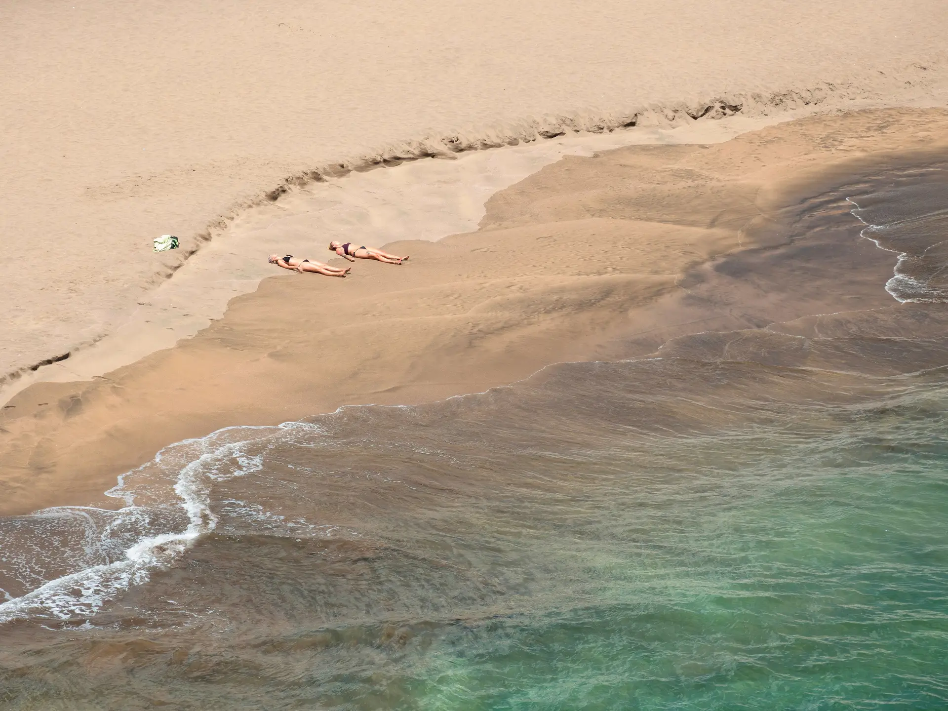 A ameaça do vírus corona fecha praias e locais públicos em muitos