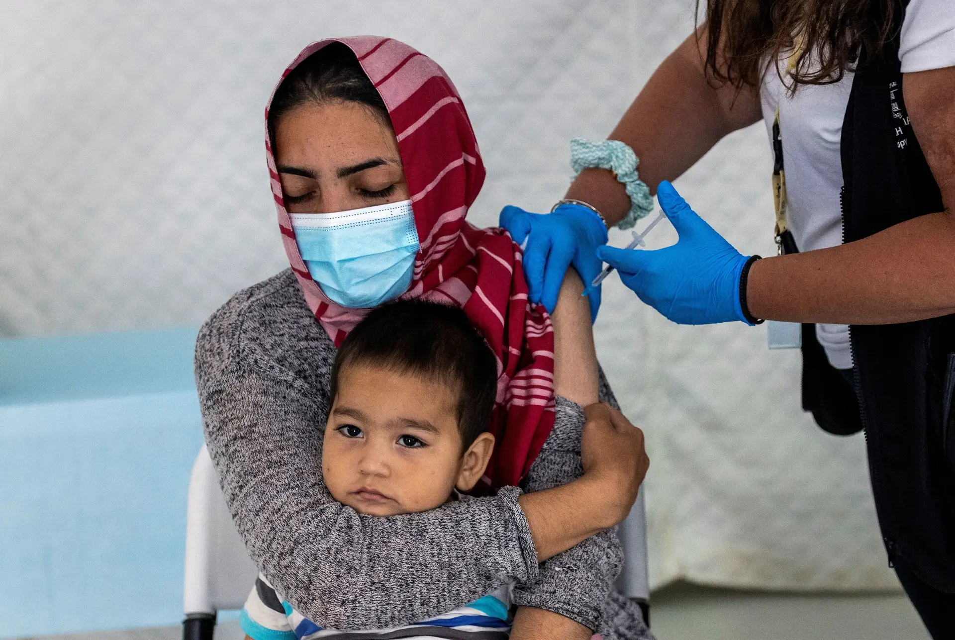 Covid-19. Arranca a vacinação de migrantes nos campos de refugiados de Lesbos, Chios e Samos