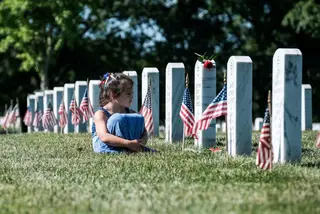 As fotos da semana. A homenagem de uma criança aos militares mortos em combate