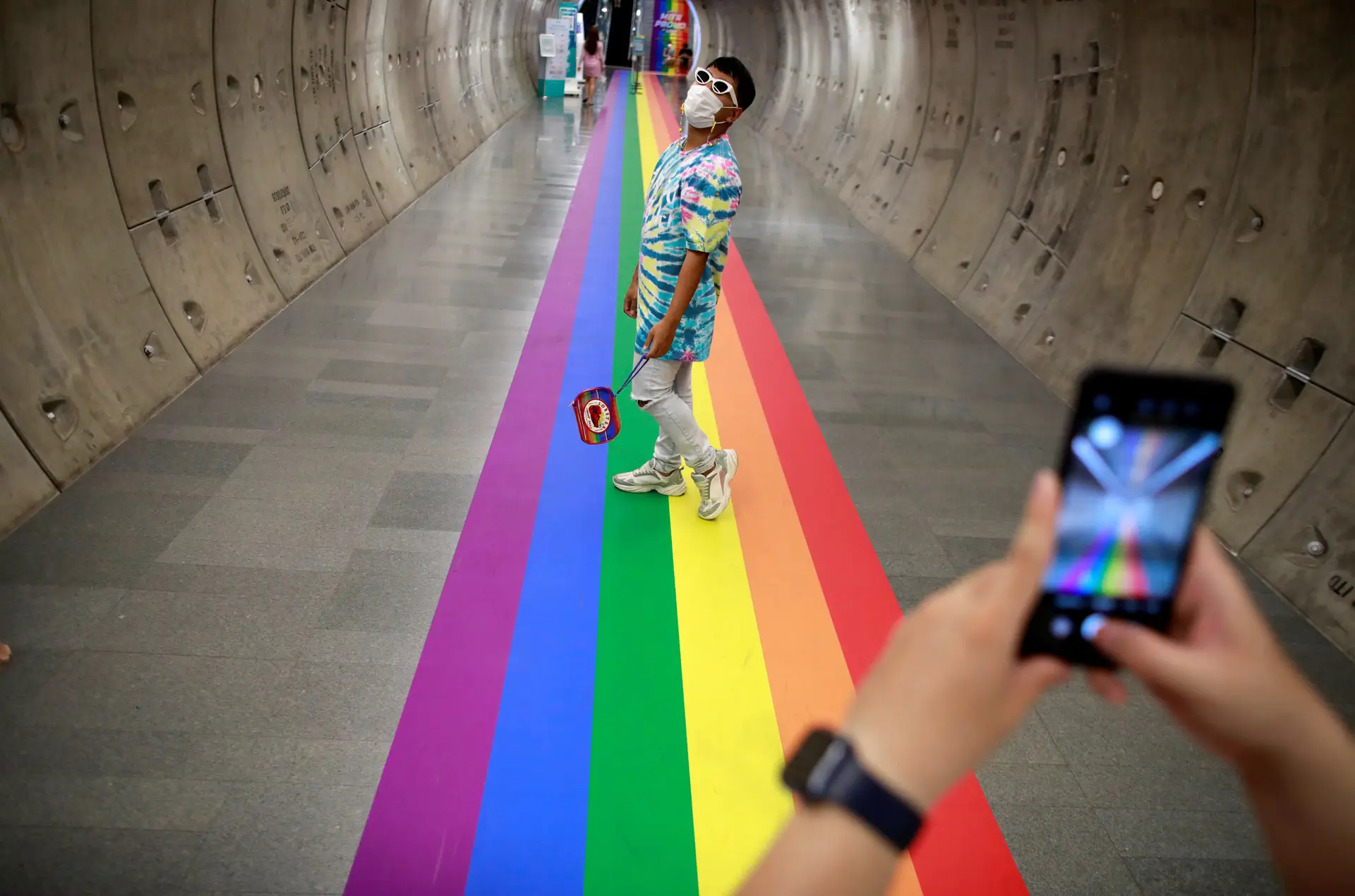 Casal LGBTI tira foto numa estação decorada no mês do Orgulho LGBT, em Banguecoque, Tailândia.