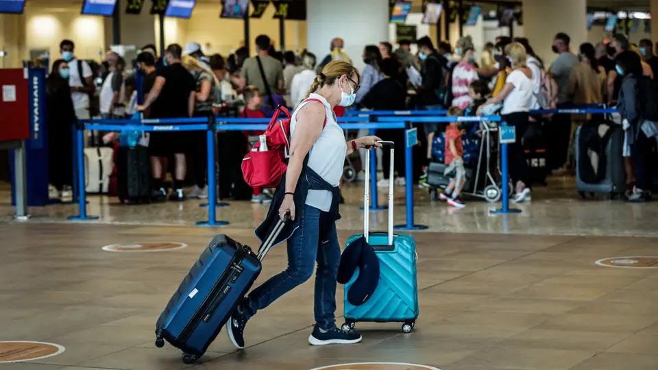 Turistas britânicos enchem aeroporto de Faro, depois de interromperem as férias no Algarve, para regressar ao Reino Unido. A partir de terça-feira, passa a ser preciso cumprir quarentena de 10 dias.