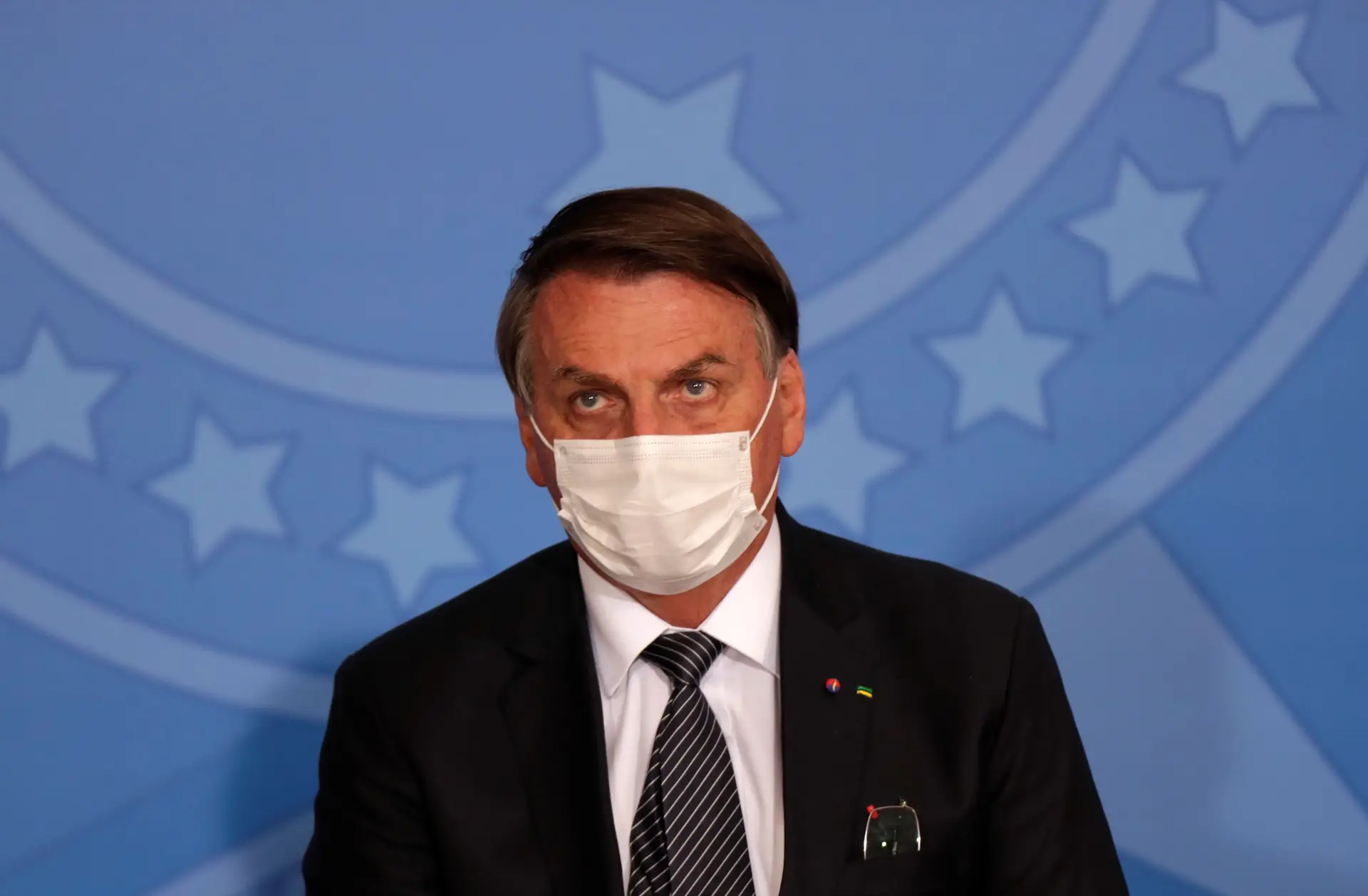 Senadores pedem investigação a Bolsonaro por suspeita de crimes na compra da vacina indiana