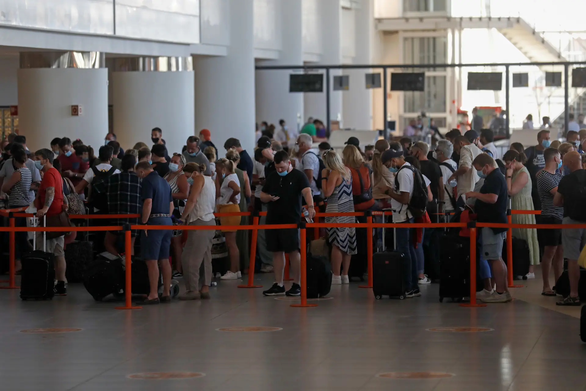Milhares de turistas em Portugal regressam ao Reino Unido 