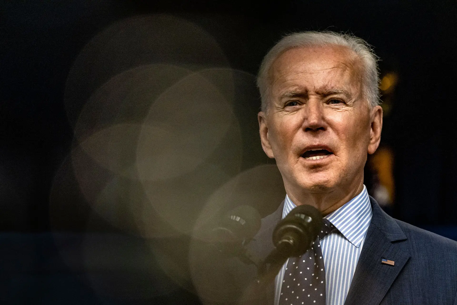 Biden chega à Europa para discutir com amigos e avisar rivais