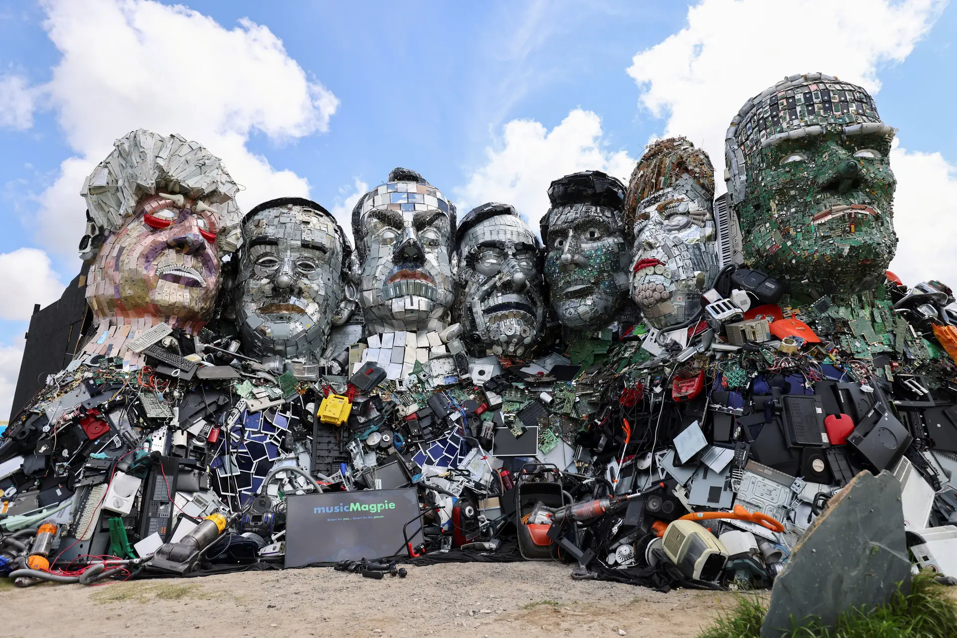 Mount Recyclemore: estátuas de líderes mundiais feitas de lixo eletrónico